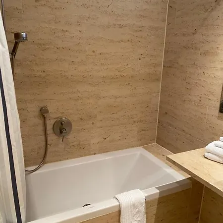 Fenster Am See, Schoene,helle U. Gemuetliche Whg אוברלינגן